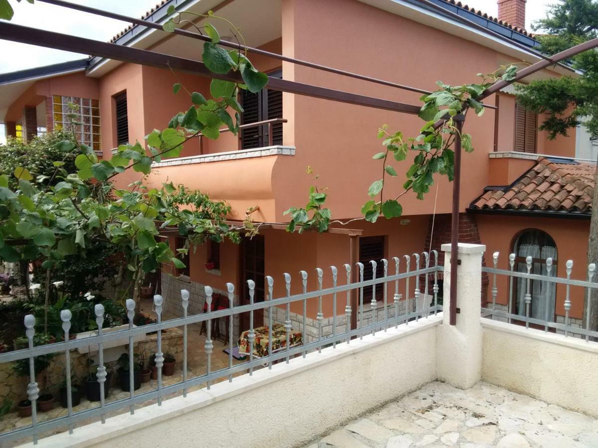 Apartments Villa Mavero Banjole Exterior photo
